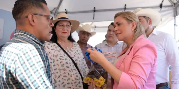Encabeza Maru Campos Feria de Servicios en Delicias
