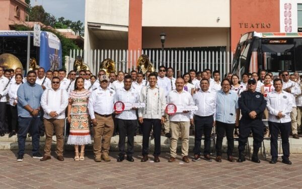 Entrega Gobernador de Oaxaca autobuses para las bandas de Música del Estado y de la SSPC