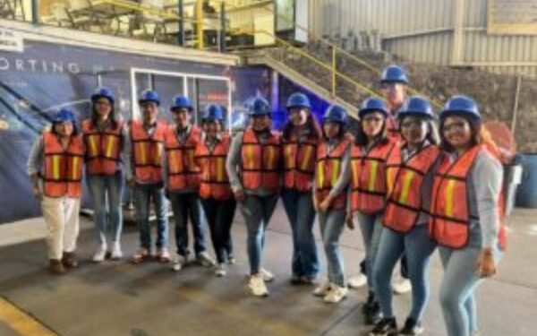 Fortalece la UTCGG aprendizaje de estudiantes con visita a instalaciones corporativas