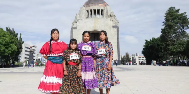Orgullo Rarámuri en CDMX: Destacan jóvenes en la Segunda Gran Carrera “Vamos juntas y juntos hacia la meta”