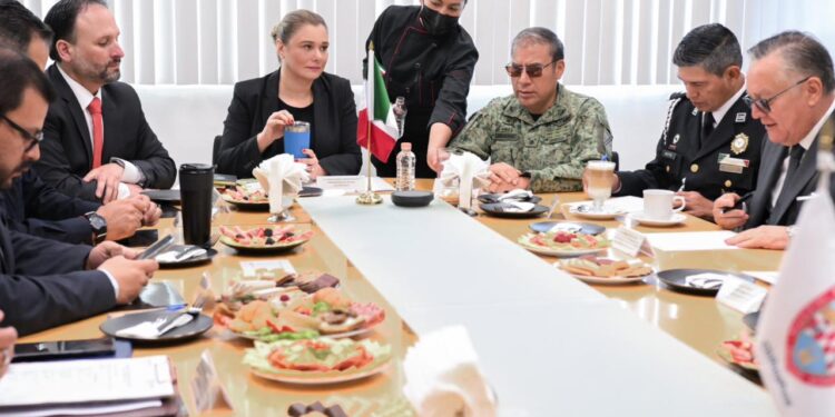 Participa Maru Campos en sesión de la Mesa de Seguridad en las instalaciones de la Guardia Nacional