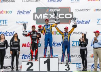 Premia Sergio Salomón a triunfadores de Nascar México Series