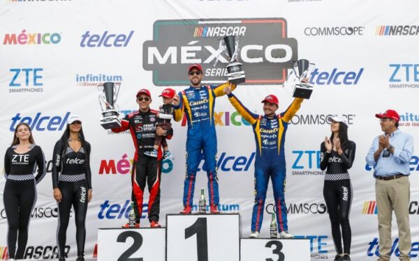 Premia Sergio Salomón a triunfadores de Nascar México Series