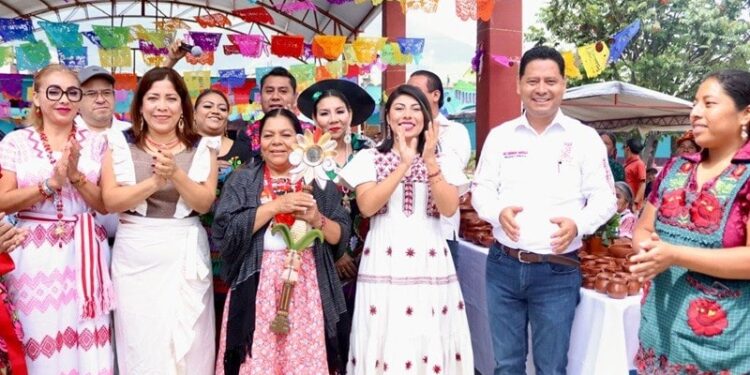 Refrenda Gobierno de Oaxaca compromiso con artesanas de San Marcos Tlapazola