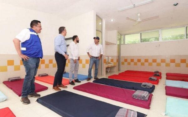 Supervisa el Gobernador Mauricio Vila Dosal el funcionamiento de albergues temporales, ante la llegada del huracán Beryl