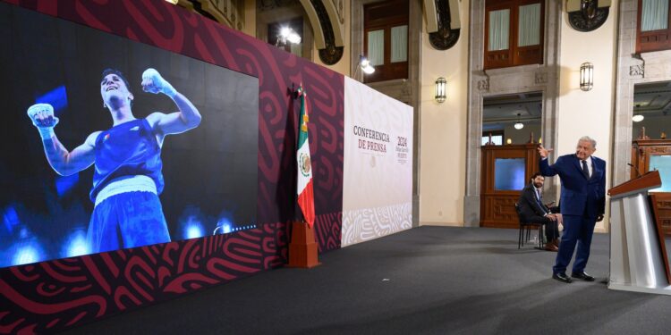 Presidente apoya a boxeador mexicano Marco Verde en próxima pelea por el oro en París 2024