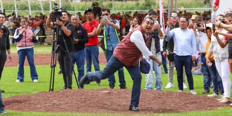 Con entrega de campo de béisbol, gobierno de Sergio Salomón impulsa la recreación ciudadana
