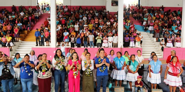 Con producto lácteo, Bienestar contribuye en nutrición de familias de Zongozotla