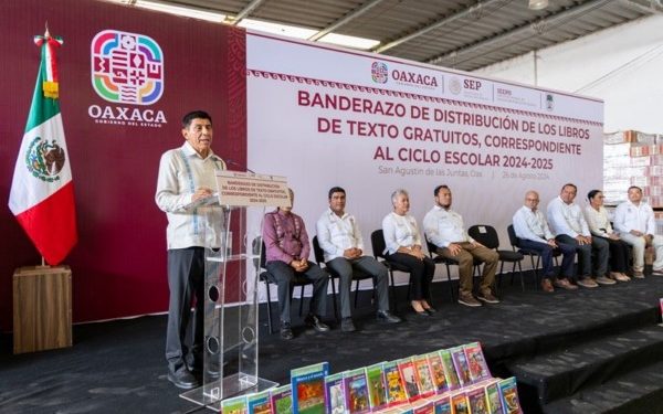 En su compromiso irrenunciable con la educación     Da luz verde Salomón Jara a distribución de libros gratuitos en Oaxaca
