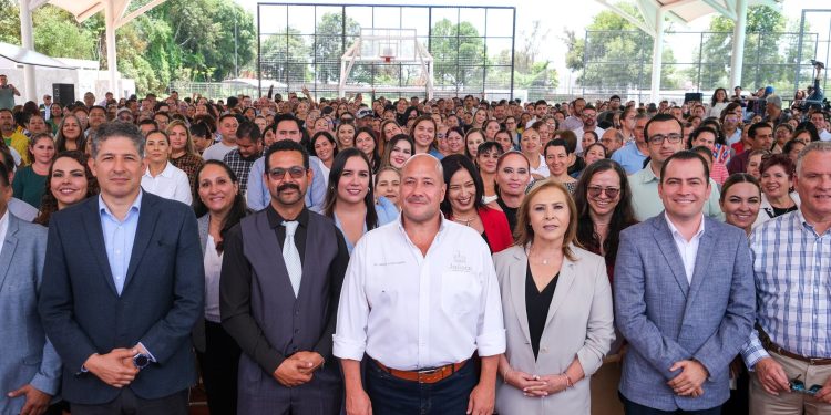 Enrique Alfaro entrega Centro Comunitario e infraestructura educativa en Arandas ; inauguran módulos del Tecnológico Superior y otorgan computadoras a docentes