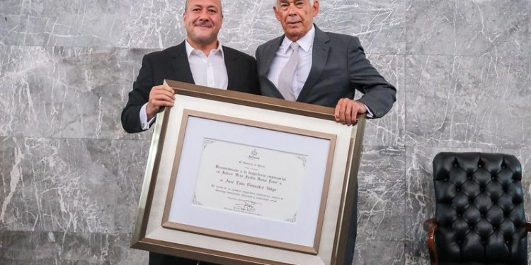 Enrique Alfaro entrega premio al Mérito Empresarial “René Justin Rivial León” al jalisciense por adopción José Luis González Iñigo