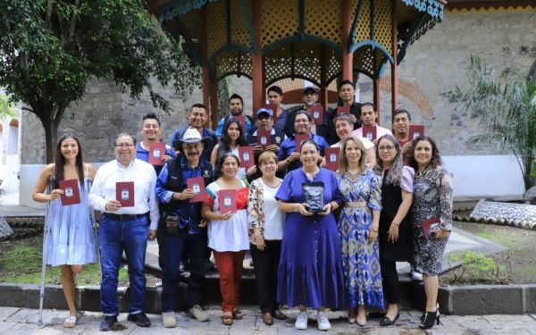 Entrega gobierno estatal credenciales a guías de turistas de tres municipios