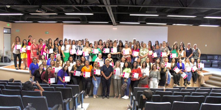 Entregan constancias del taller “Empieza Temprano” a responsables de Estancias Infantiles