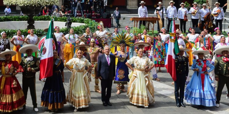 Gobierno de México homenajea en Palacio Nacional a migrantes mexicanos; presidente destaca contribución de remesas a la economía nacional