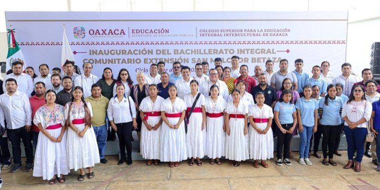 Inaugura Salomón Jara el Bachillerato Integral Comunitario Extensión San Melchor Betaza