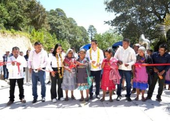Inauguran primera etapa de pavimentación del camino de acceso a Santa María Amialtepec, Juquila