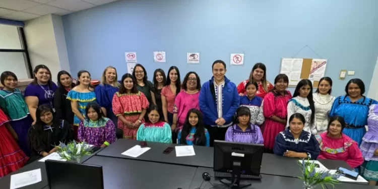 Participan alumnas de la UT Tarahumara en conversatorio sobre beneficios de la lectura