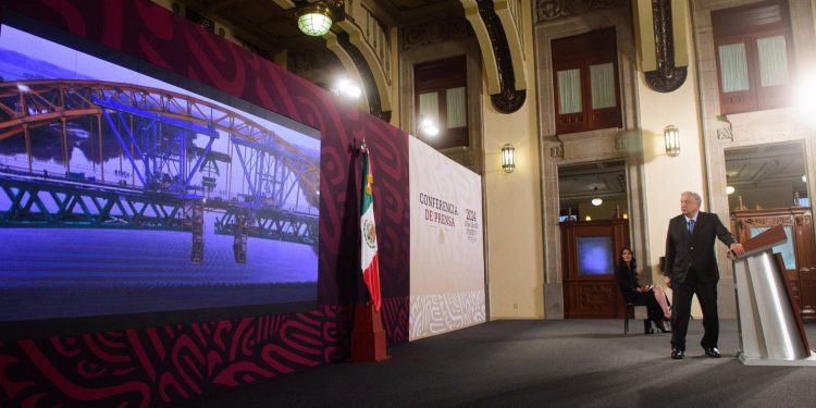 Presidente presenta adelanto de documental sobre Tren Maya