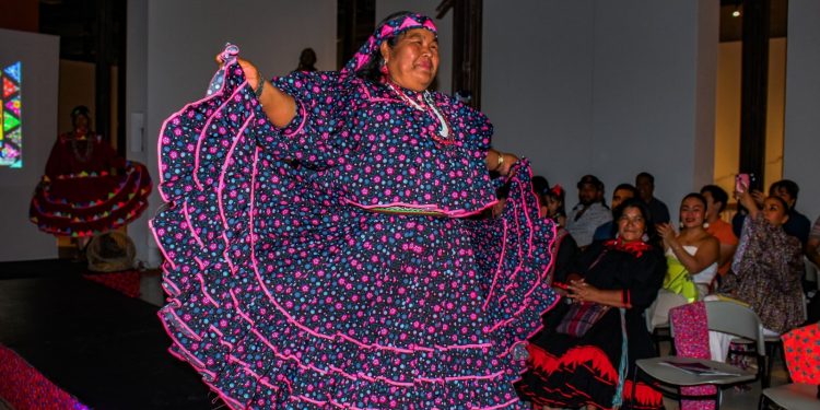 Realizan pasarela “Lo Rarámuri está de moda” en el Museo Casa Redonda