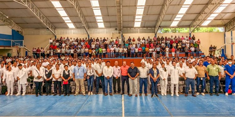 Reciben autoridades municipales del Istmo a pasantes de servicio social