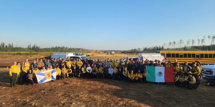 Vuelven a Jalisco bomberas y bomberos forestales que apoyaron en Canadá; viajan a California técnicos de la Secretaría de Medio Ambiente