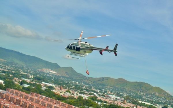 Suma Gobierno del Estado helicóptero equipado con sistema Fire Attack para el combate de incendios forestales