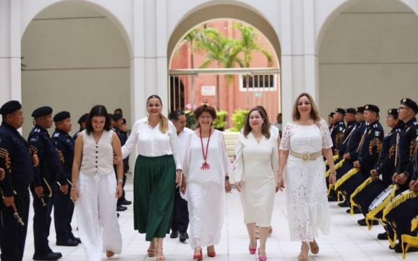 Asiste Fritz Sierra a sesión solemne del Cabildo del Ayuntamiento de Mérida por el 214 aniversario de la Independencia de México