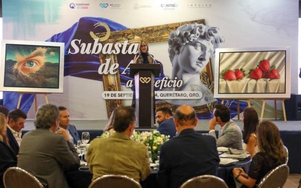 Asiste Car Herrera a subasta a beneficio del SEDIF