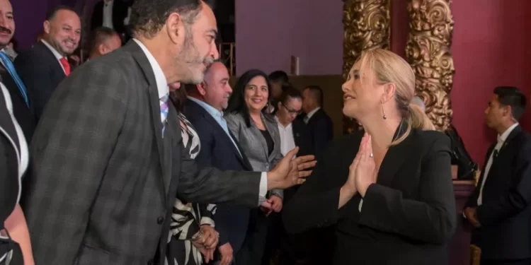 Asiste Maru Campos al 3er Informe de Gobierno del alcalde de Chihuahua