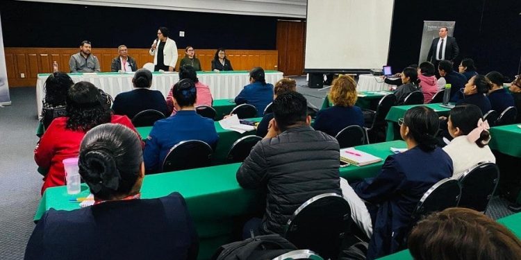 Capacitan a personal de Salud para prevenir embarazos en adolescentes