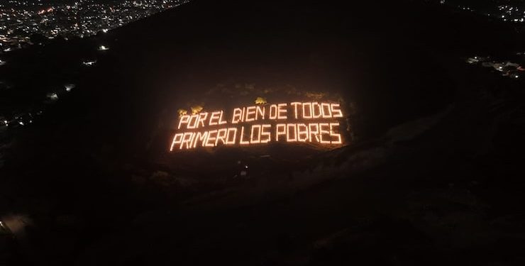 Con letrero luminoso “Por el bien de todos primero los pobres, rinde Gobierno de Oaxaca homenaje a AMLO