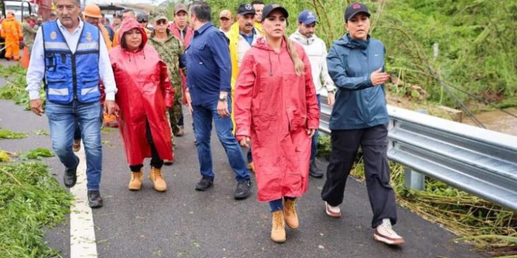 Coordina Evelyn Salgado trabajos con SICT y dependencias estatales para restablecer tramo por socavón en la Costa Chica