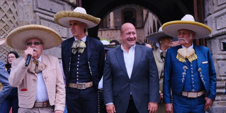 Desfile charro engalana el corazón de Guadalajara; acompaña Alfaro a la asociación de esta emblemática tradición para México
