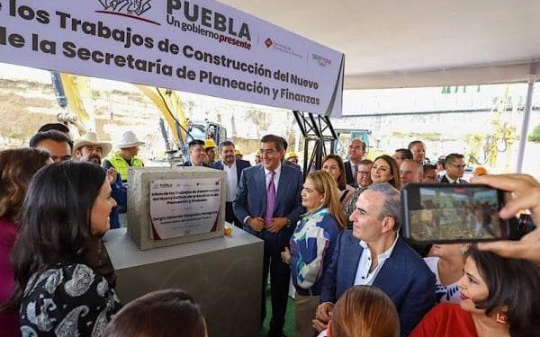 El gobernador Sergio Salomón colocó la «Primera Piedra» para la construcción del edificio para la nueva sede de la Secretaría de Planeación y Finanzas