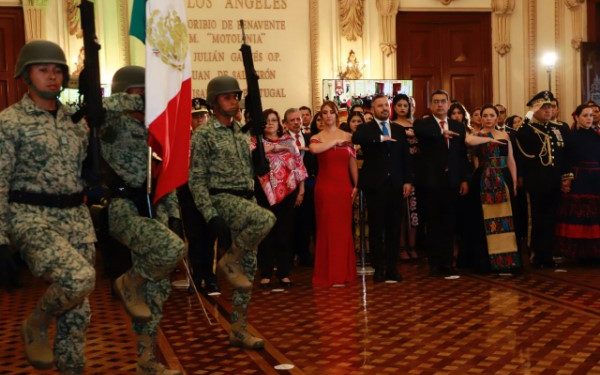 En familia, Puebla celebra 214 Aniversario del Grito de Independencia