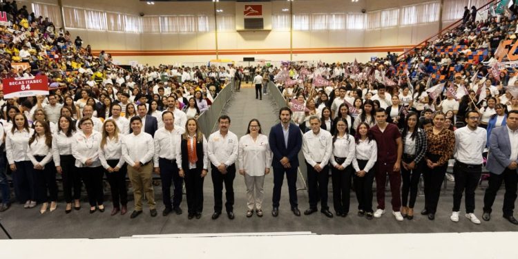 Entregan becas Futuro Tamaulipas a jóvenes de nivel superior