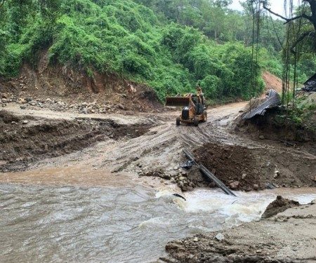 Habilita Gobierno estatal caminos y carreteras afectadas en la Costa y Sierra Sur