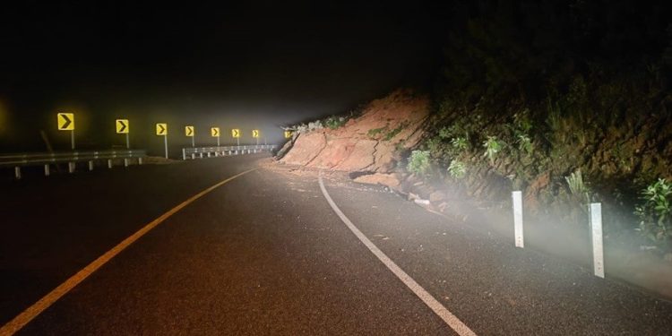 Habilitan carril en carretera local 178 Juquila-Río Grande