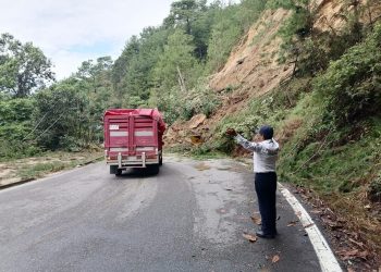 Habilitan carril en carretera local 178 Juquila-Río Grande