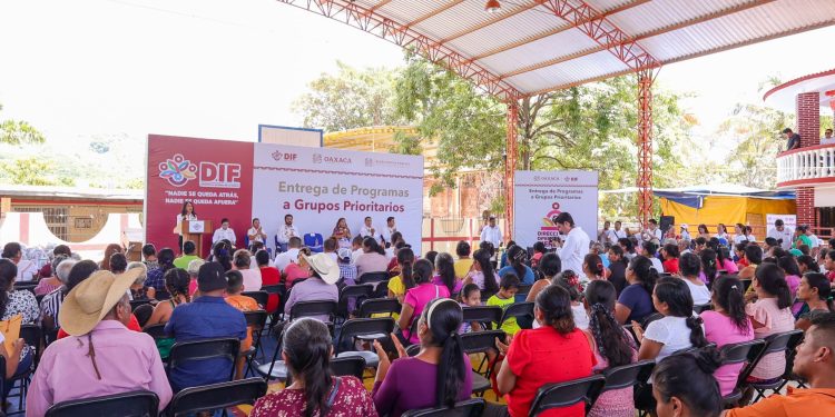 Habitantes de la Costa reciben la atención del Sistema DIF Oaxaca
