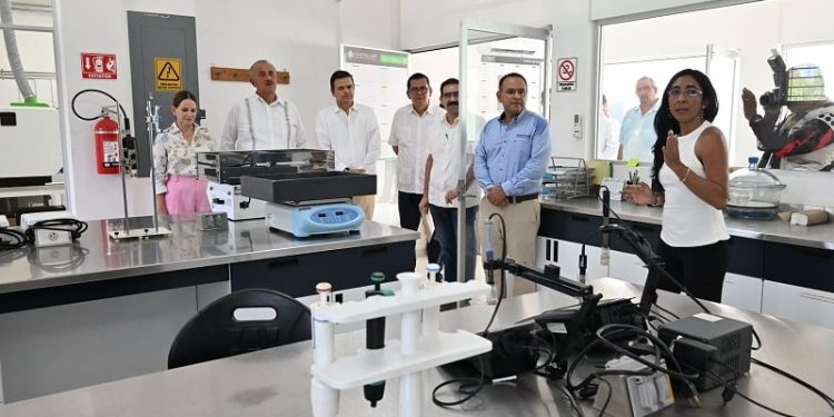 Inaugura Carlos Merino Laboratorio de Análisis de Alimentos de CIISPALMA