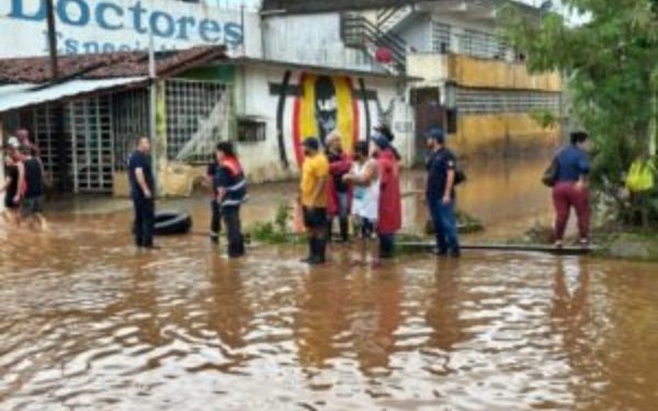 La gobernadora Evelyn Salgado refuerza trabajos de rescate en zonas inundadas en Acapulco