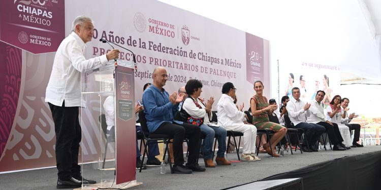 Presidente constata consolidación de proyectos de salud, educación, cultura y vivienda en Palenque, Chiapas