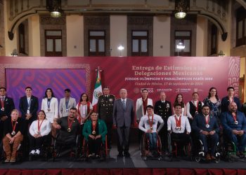 Presidente entrega apoyos a participantes de Juegos Olímpicos y Paralímpicos París 2024; deporte avanzó en la 4T