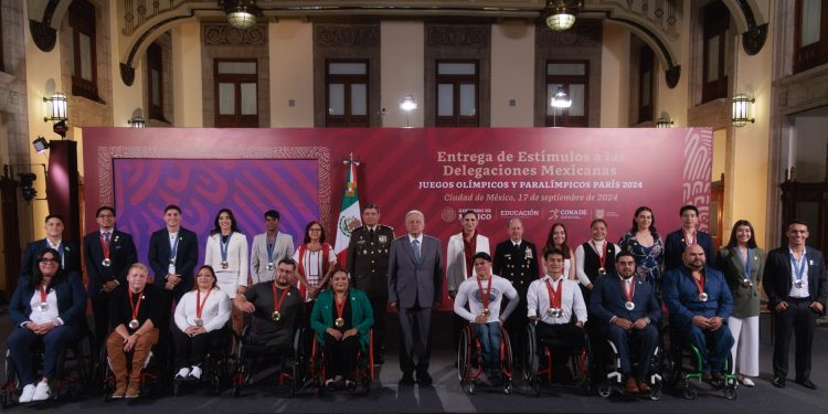 Presidente entrega apoyos a participantes de Juegos Olímpicos y Paralímpicos París 2024; deporte avanzó en la 4T