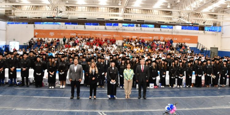 Reconocen con premios y estímulos a 798 estudiantes de excelencia de la región centro-sur