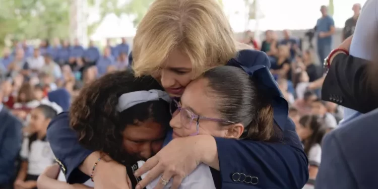 Respalda Maru Campos bolsillo de las familias chihuahuenses: entrega mochilas, zapatos y útiles escolares