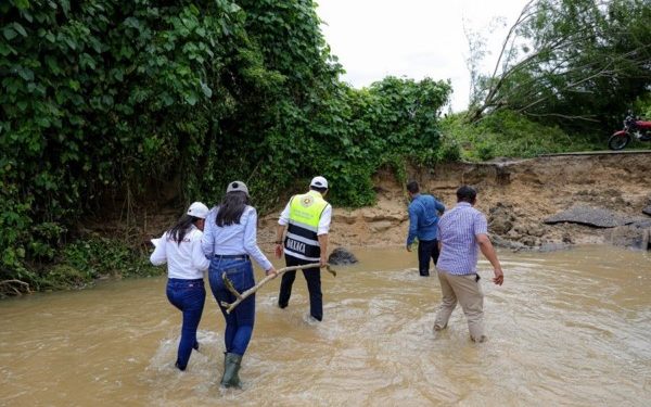 Cruzando ríos a pie, llega Salomón Jara a  Santiago Tapextla municipio que quedó incomunicado por “John”