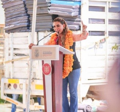 La gobernadora Evelyn Salgado entregó apoyos a familias de la colonia Campestre de La Laguna de Acapulco