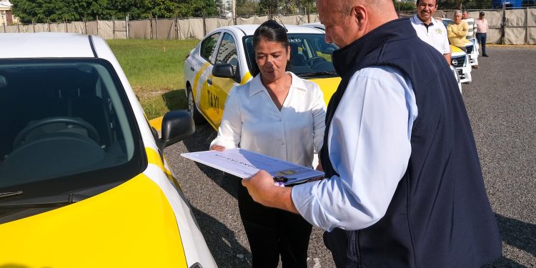Arranca Enrique Alfaro renovación de taxis en el Área Metropolitana de Guadalajara, con vehículos que cumplen con las normas de seguridad y medioambiental